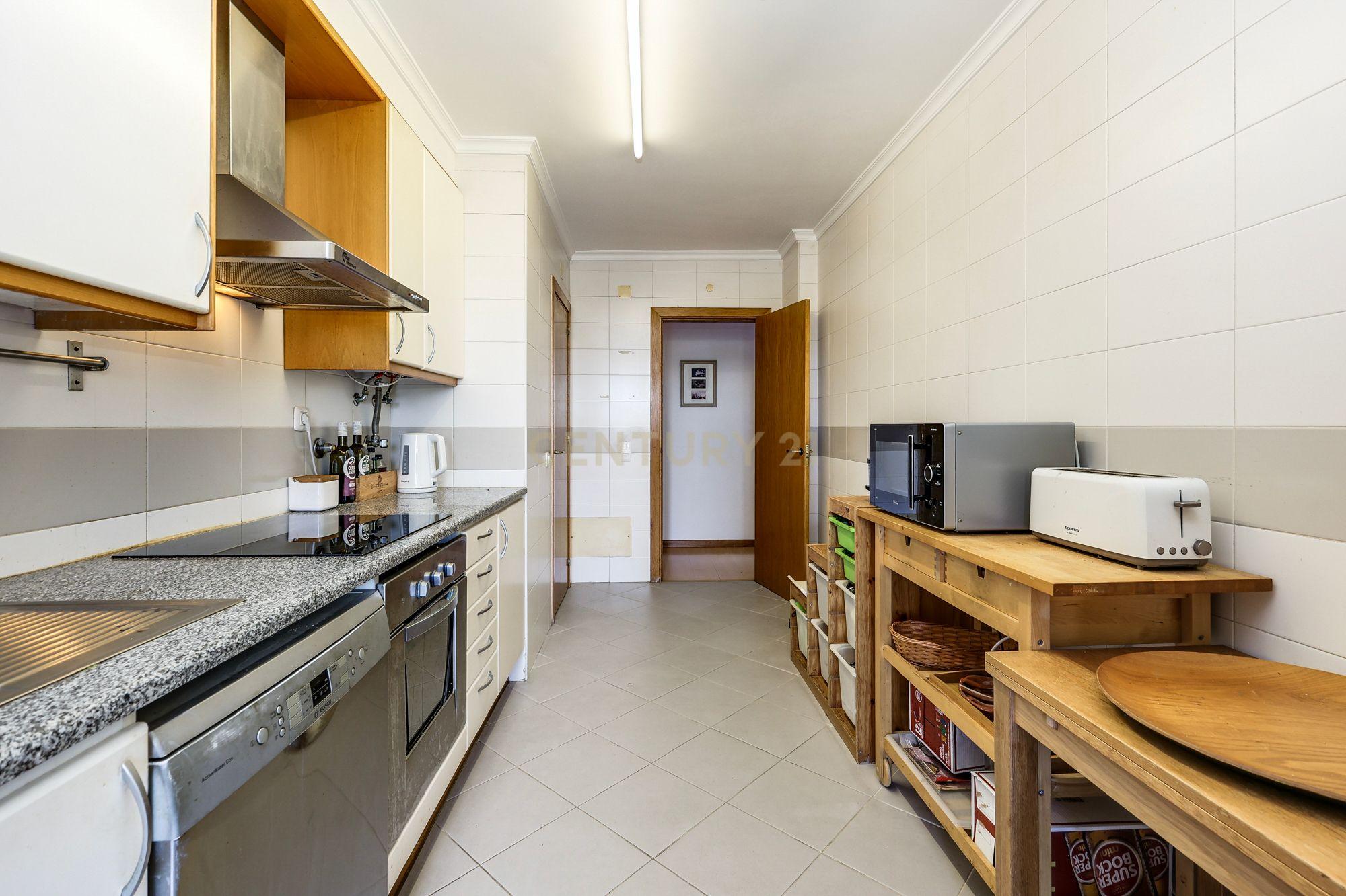 Fotografia 12 de T2 COM VARANDAS VISTA JARDIM E PISCINA - CONDOMINIO FECHADO NO ESTORIL