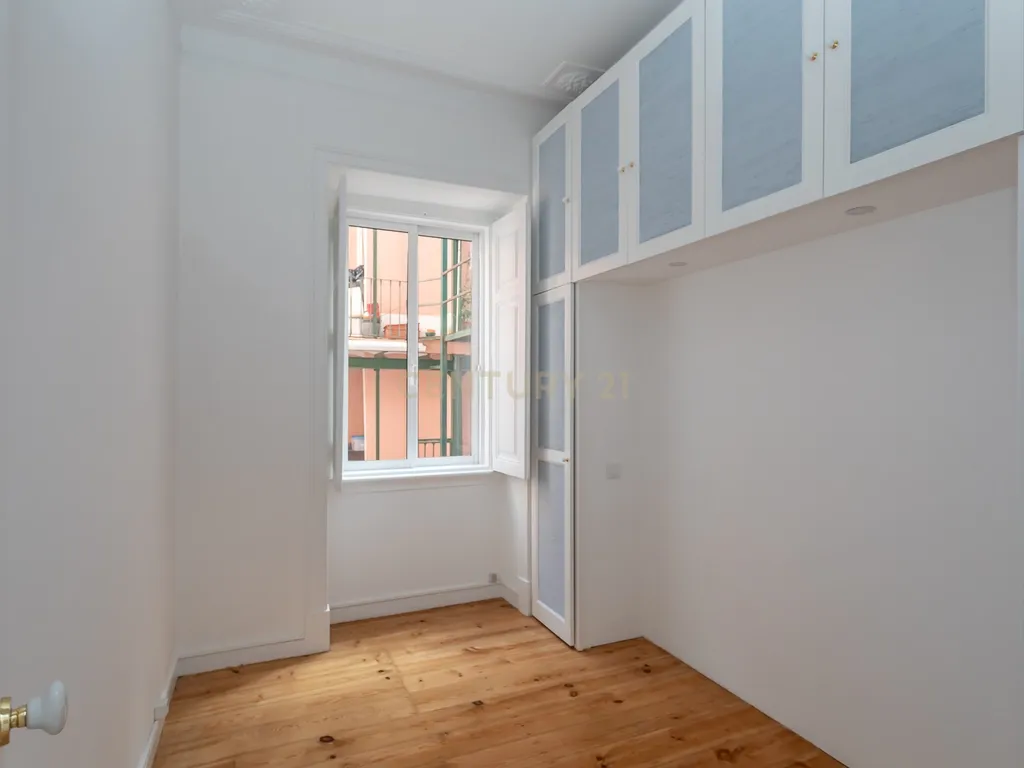 Apartamento Renovado e Mobilado na Av. João Crisóstomo, Lisboa - Image 9