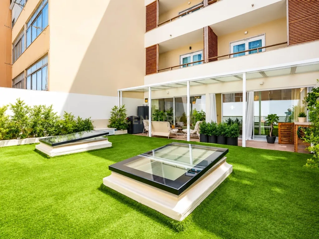 T3 Renovado com Jardim Privativo, Terraço e 2 Garagens | Saldanha - Image 16