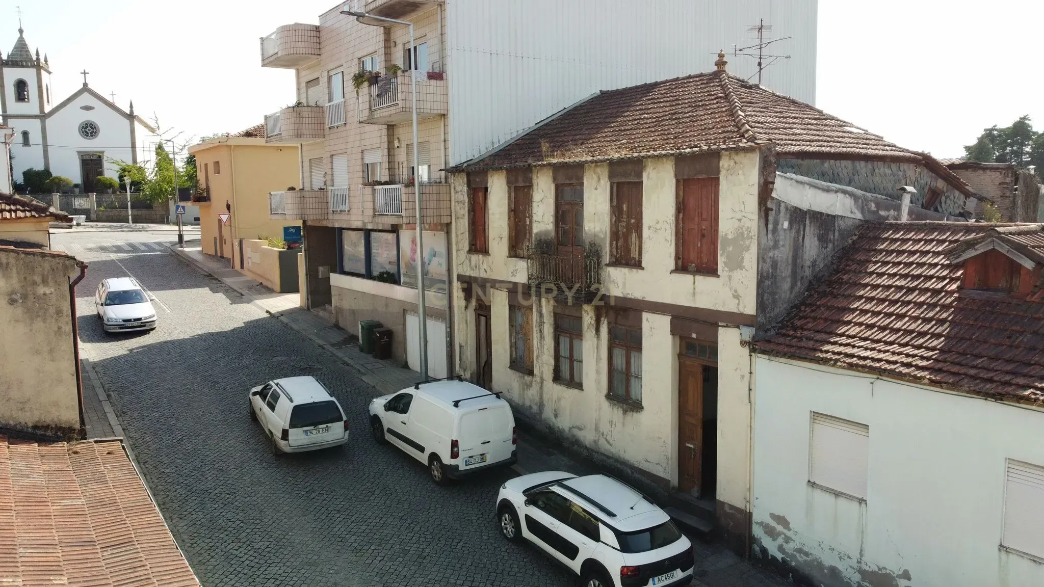 Moradia ancestral com terreno no centro da cidade de Santo Tirso para remodelação total - Image 2