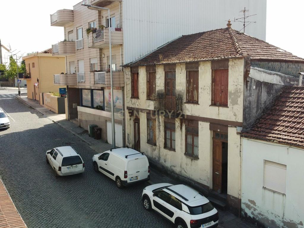 Moradia ancestral com terreno no centro da cidade de Santo Tirso para remodelação total - Image 2