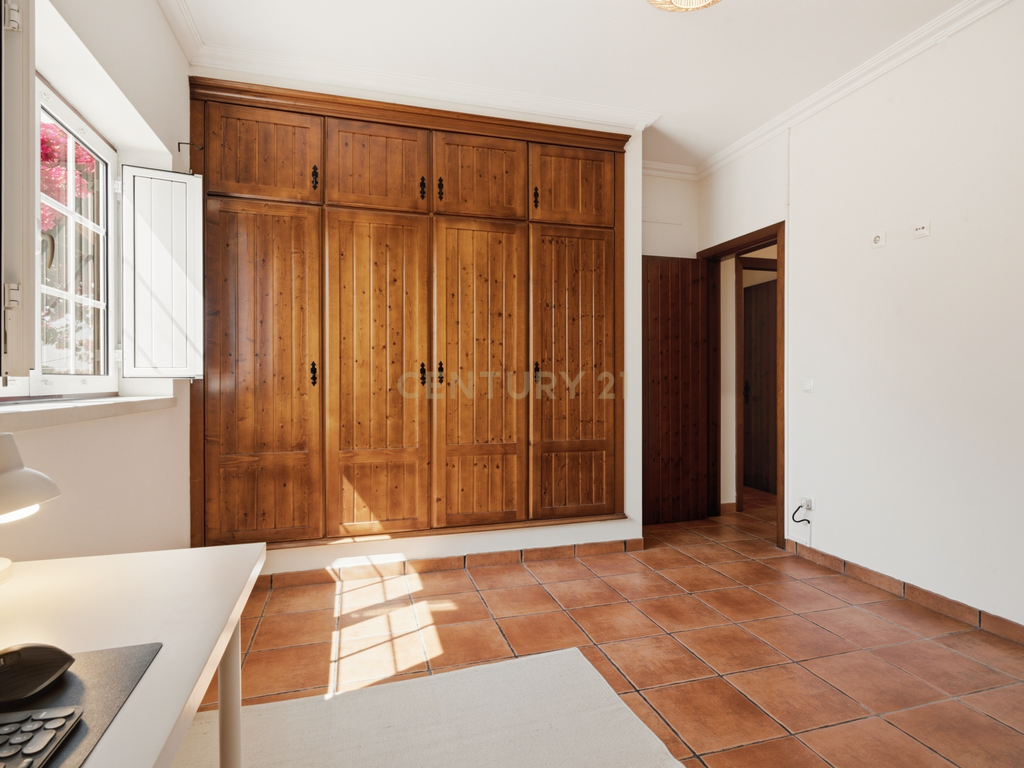Moradia T3+1 de Charme em Santarém: Privacidade Absoluta, Fibra e Proximidade a Lisboa - Image 34