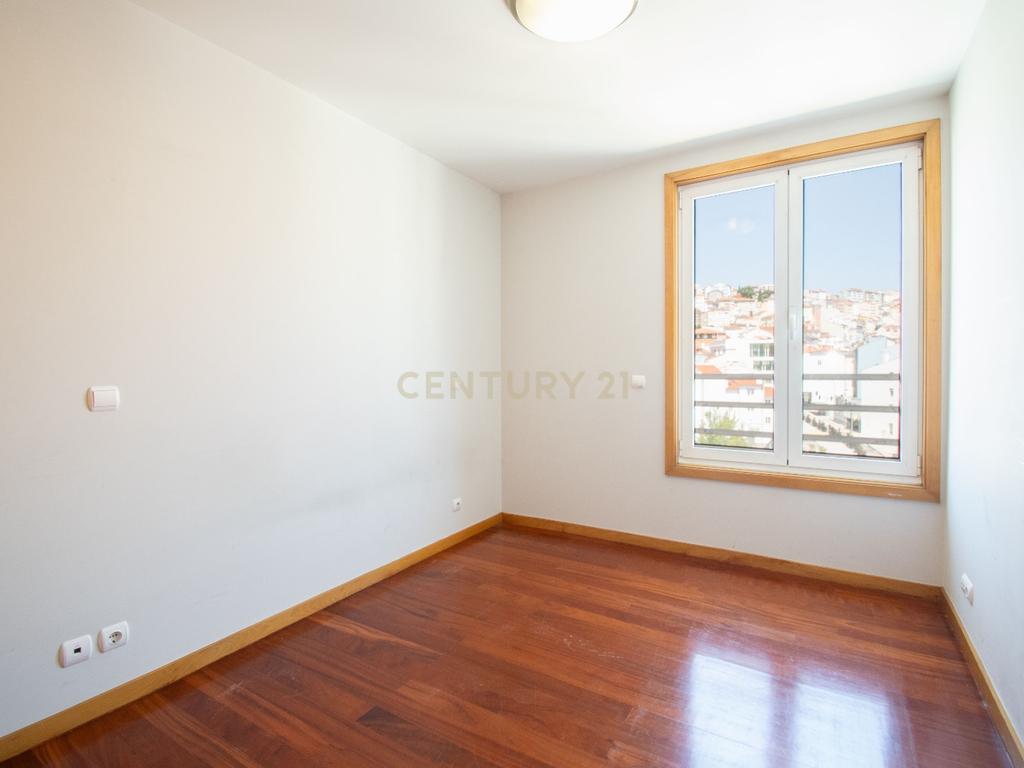 T2 no Centro de Coimbra com Elegância e Conforto! - Image 8