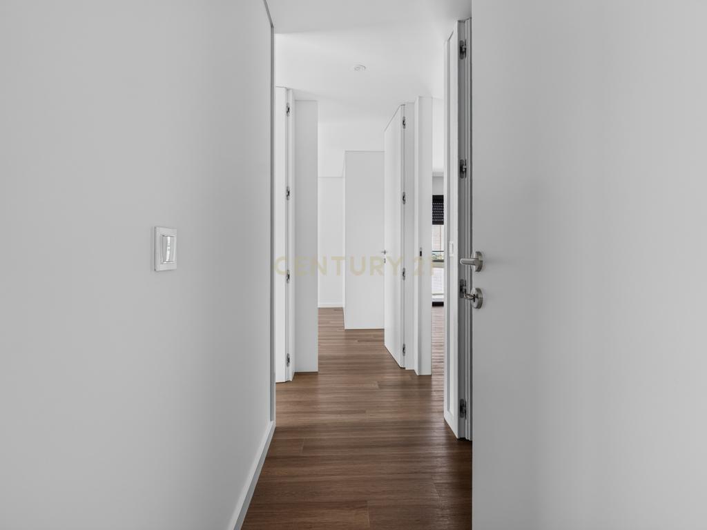 T3 Novo em Ferreiros, Braga | Suíte e 2 Quartos com Closet e Varanda Panorâmica - Image 5