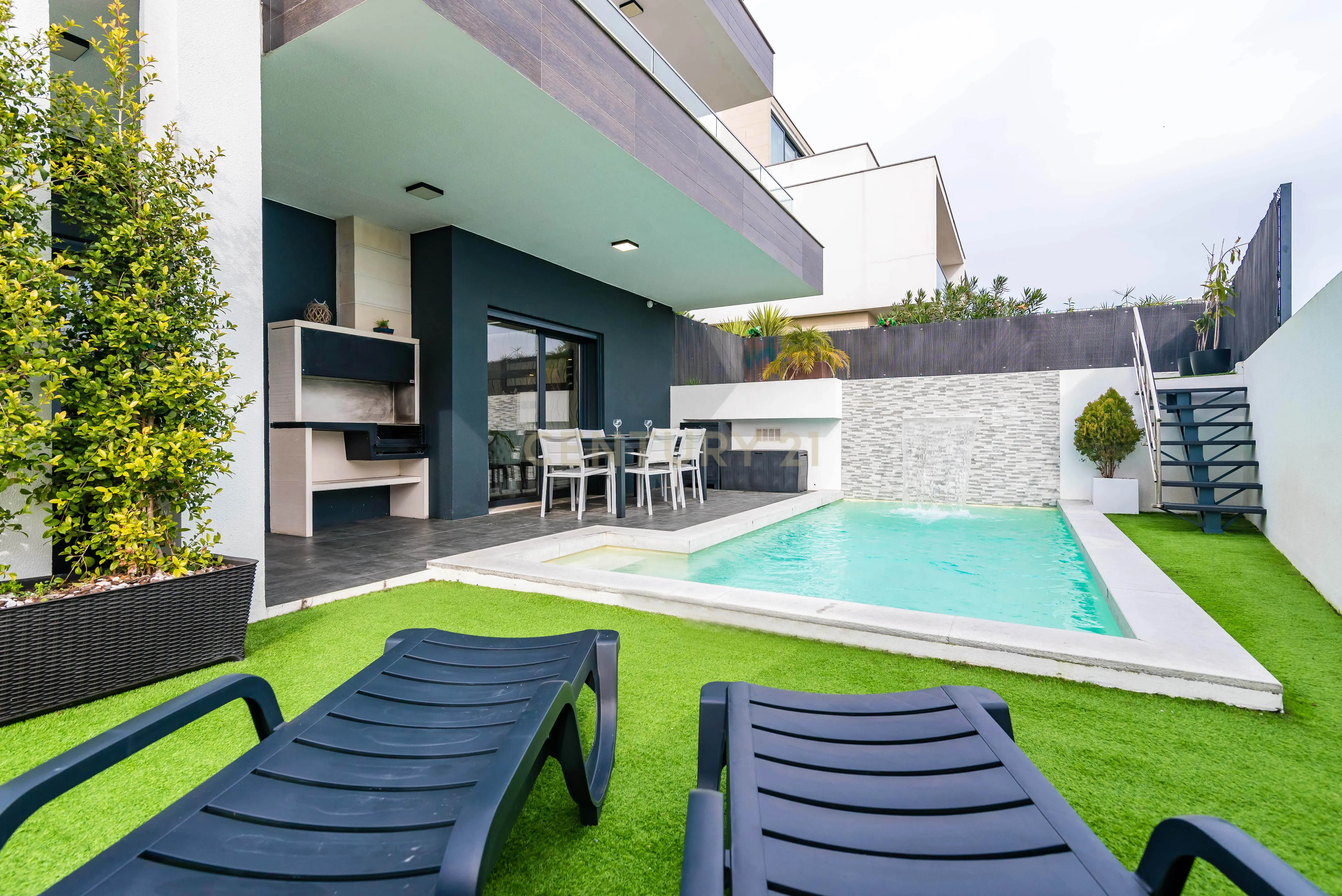 Luxuosa Moradia T3 com Vista Panorâmica em Loures, Lisboa para investimento! - Image 1