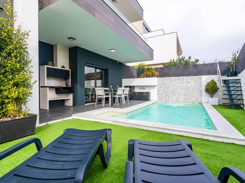 Luxuosa Moradia T3 com Vista Panorâmica em Loures, Lisboa para investimento! - Image 1