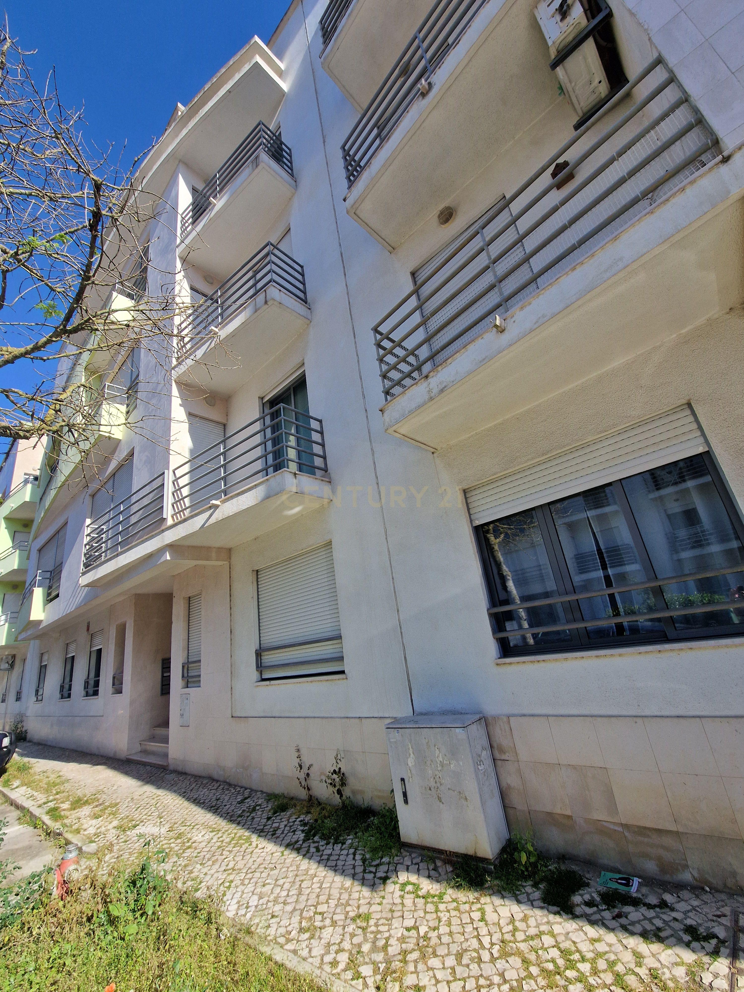 Apartamento T2 em Montijo com Garagem e Boa Exposição Solar - Image 2