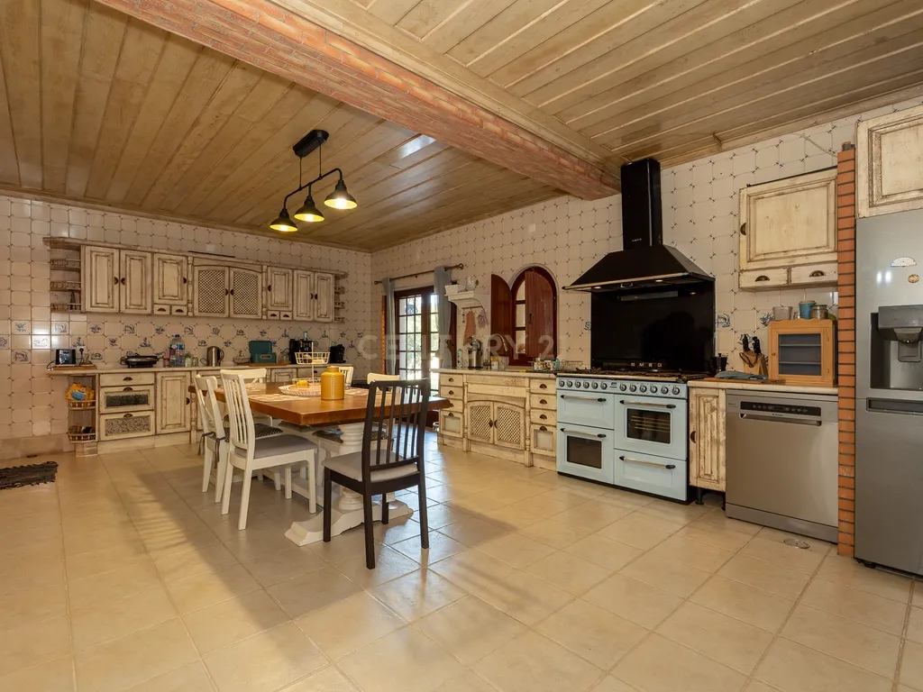 Fabulosa Quinta com lote de terreno de 22.381 m2, onde se encontra inserida uma moradia composta por dois pisos, com uma área bruta de 623 m2, uma área útil de 304 m2 e uma área bruta dependente de 319 m2, localizada em Santo Isidro de Pegões, na zona de Pegões, a pouca distância das belas praias de Setúbal. - Image 25