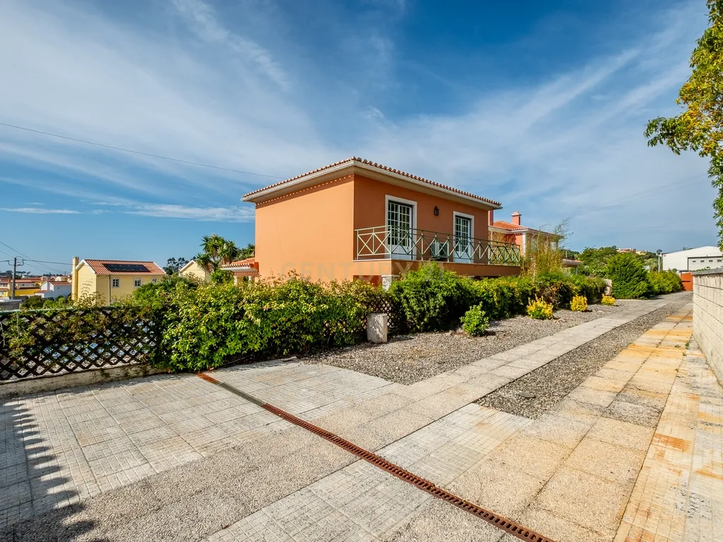 Elegante Moradia T4 com Piscina e Jardim em Mafra: Um Equilíbrio Perfeito entre Campo e Praia - Image 39