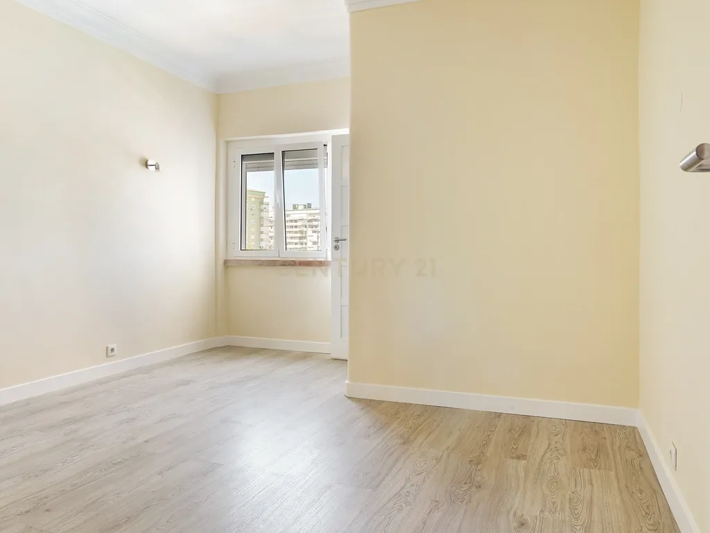 Apartamento T3 renovado na Avenida de Roma, Alvalade, Lisboa. Para Arrendar! - Image 20