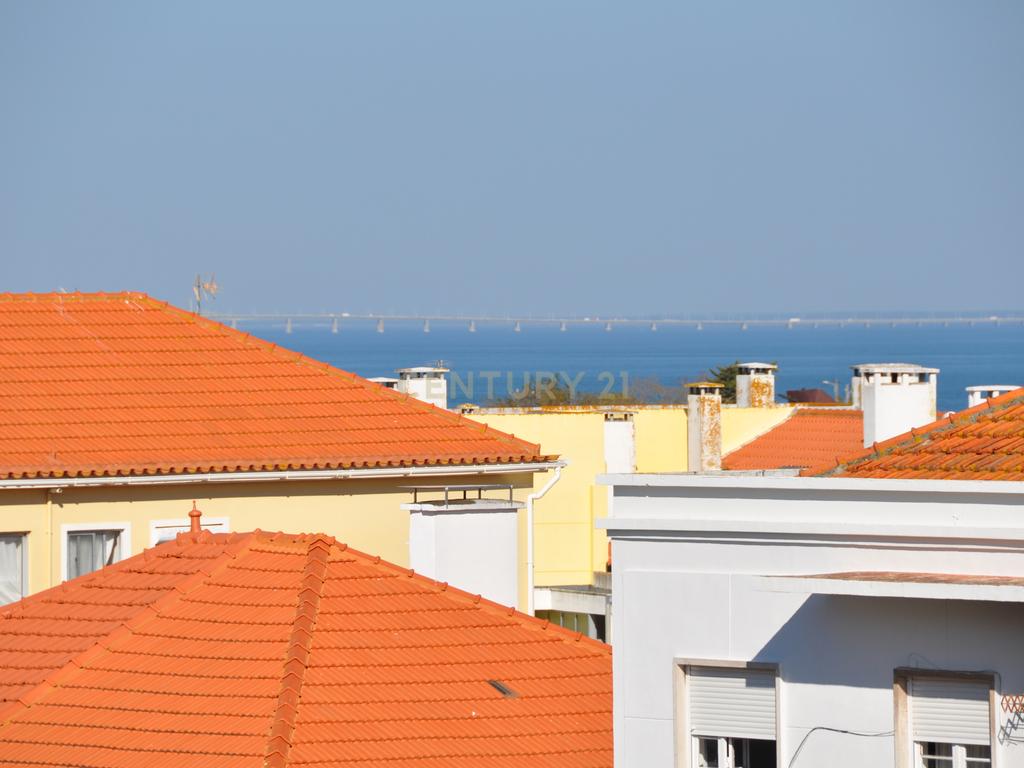 Apartamento T2 com arrecadação, renovado, no centro de Almada  - Image 11