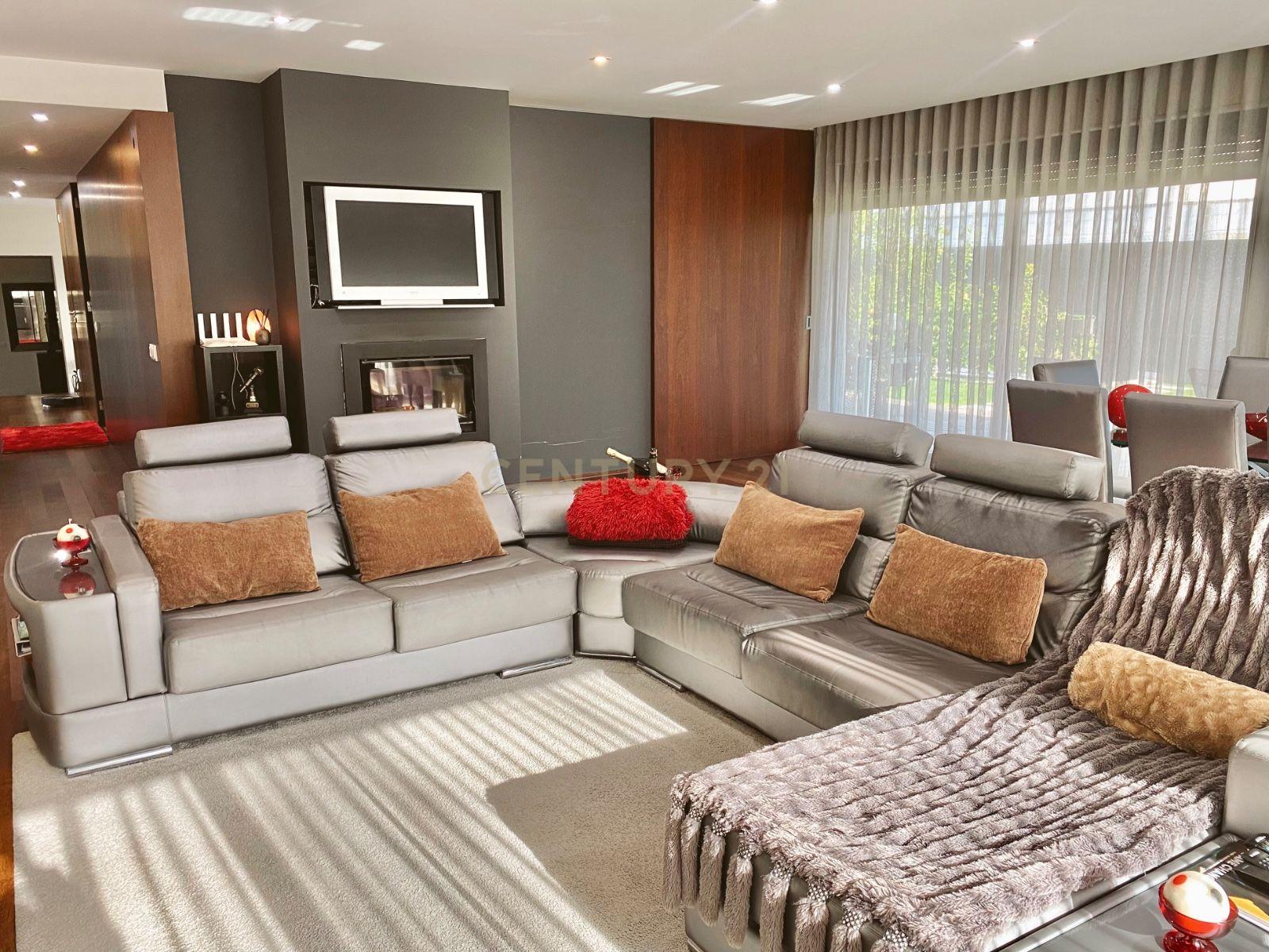 Luxuosa Moradia Isolada T3 em Guimarães com Vista para a Montanha - Image 17