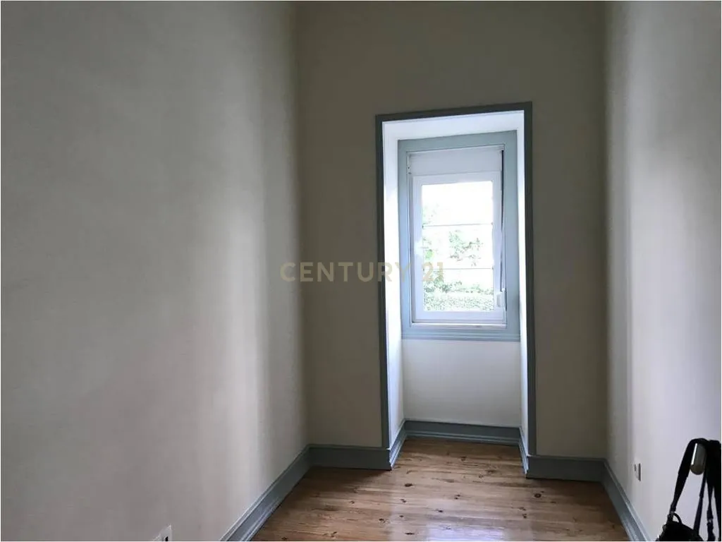Apartamento T2+1 com Logradouro para Arrendar em Sete Rios - Image 13