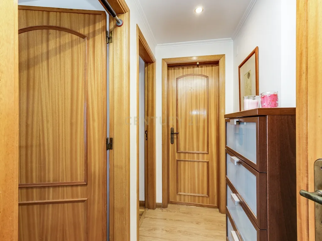 Apartamento T2 em Monte Abraão 97m², Varanda e Lareira - Image 12
