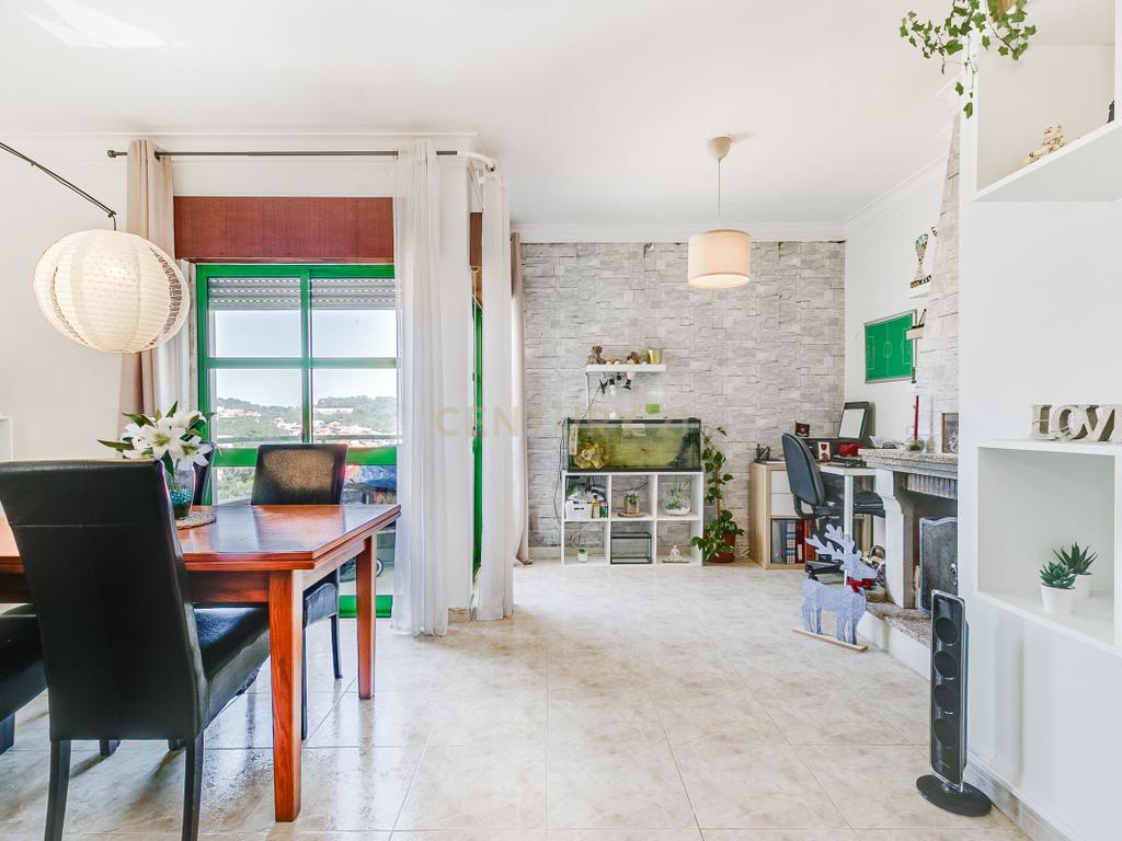 Apartamento T3 com boas áreas, varandas e arrecadação – Rinchoa, Rio de Mouro - Image 4
