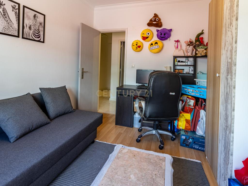Apartamento T3 Espaçoso e Luminoso em Zona Tranquila de Sesimbra - Image 15