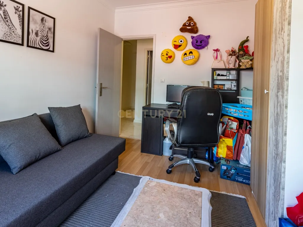 Apartamento T3 Espaçoso e Luminoso em Zona Tranquila de Sesimbra - Image 15