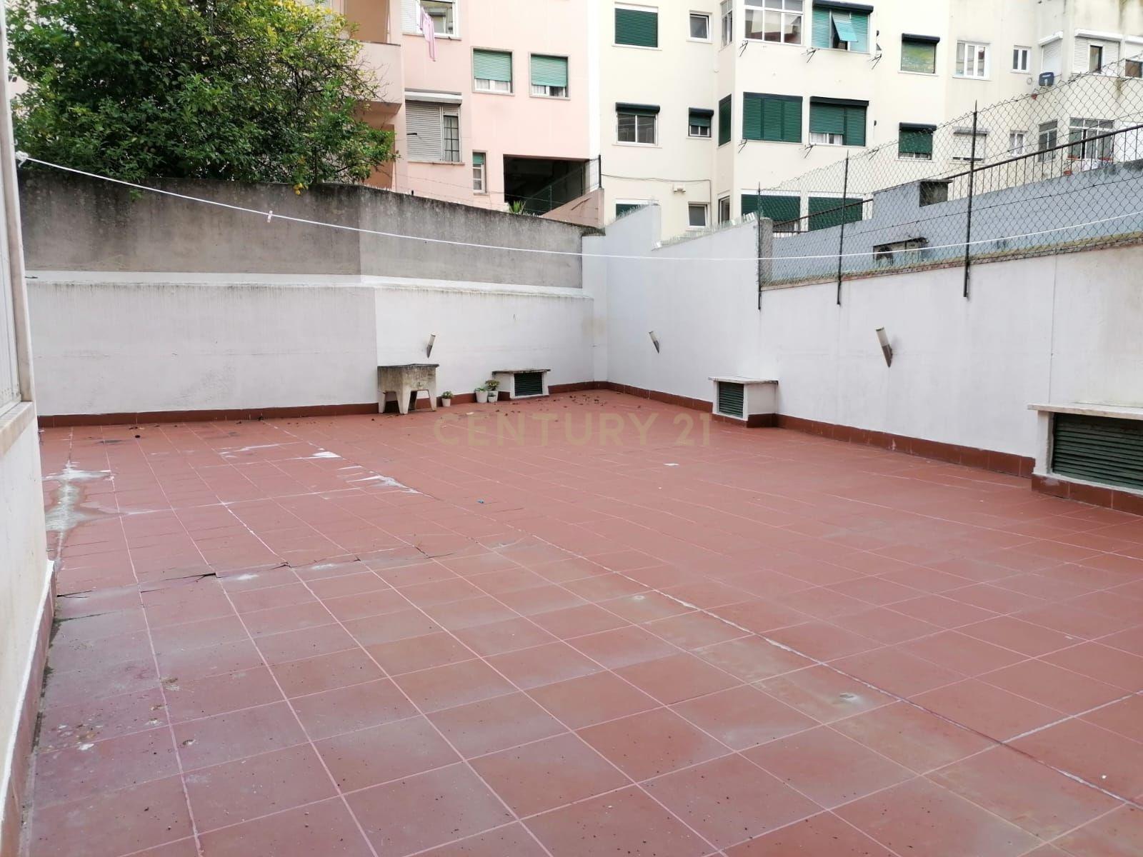 T1+1 com Terraço no Centro de Lisboa — Rua Coronel Luna de Oliveira - Image 12