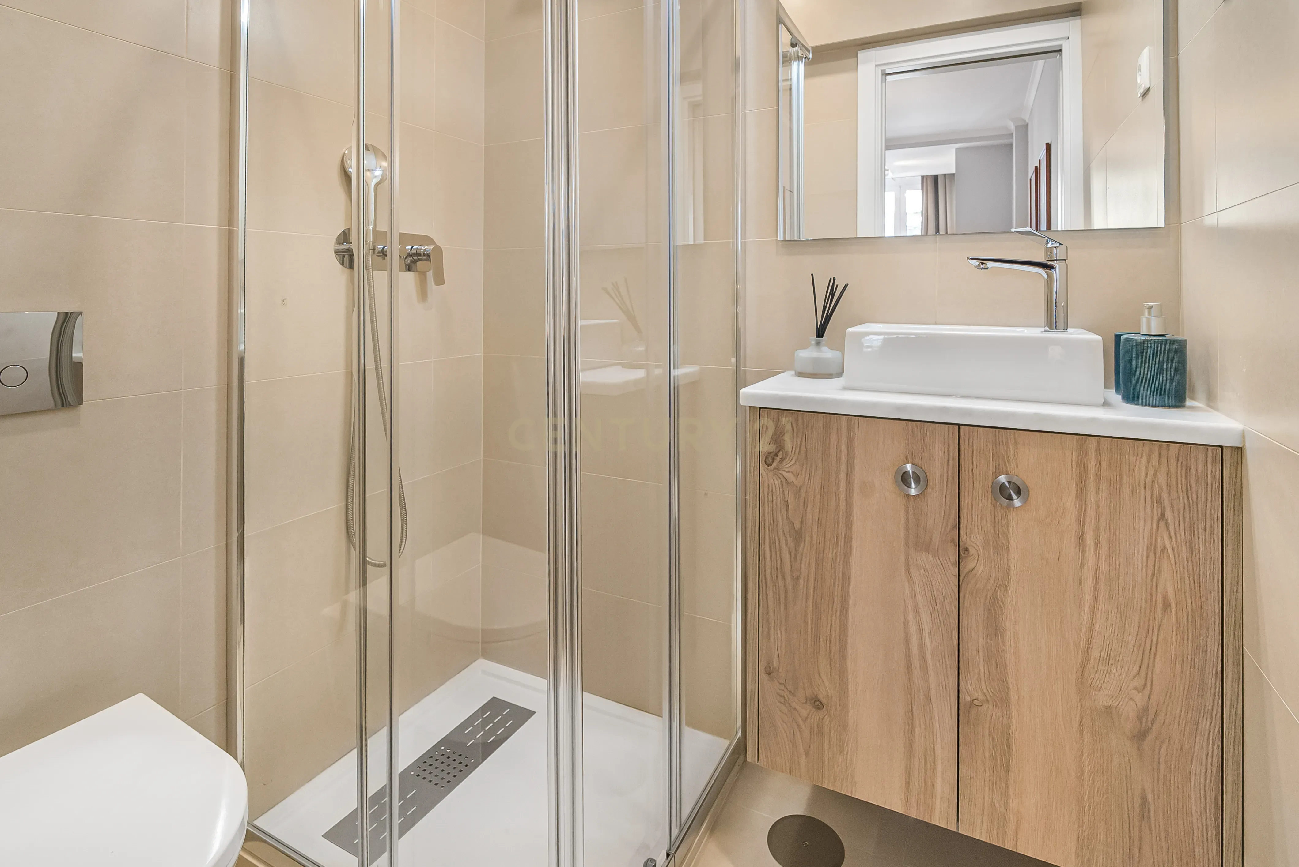 Apartamento T3 convertido em T2 totalmente renovado - Cova da Piedade ( frente à Estação) - Image 20