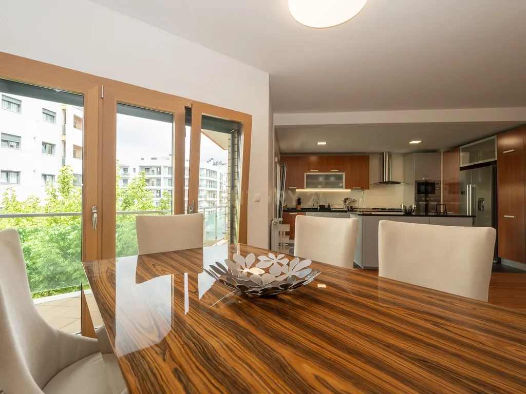 Apartamento de tipologia T3, com 2 varandas, 2 WC e box para 4 viaturas, situado no Jardim da Amoreira - Ramada em Odivelas. - Image 12