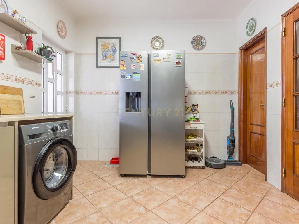 Moradia Geminada T3 com Jardim e Terraço na Quinta do Conde - Image 8