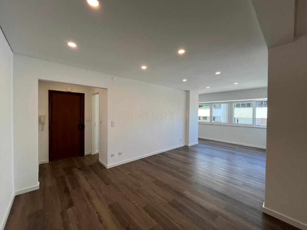 Apartamento T2 totalmente Remodelado. - Image 3
