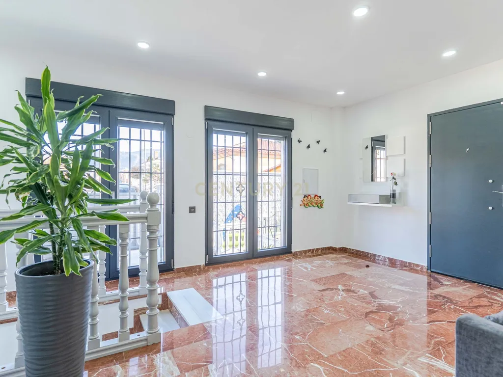 Moradia isolada em Otura com um terreno de 1.250 m², piscina, jardim e espaços para viver em paz - Image 12