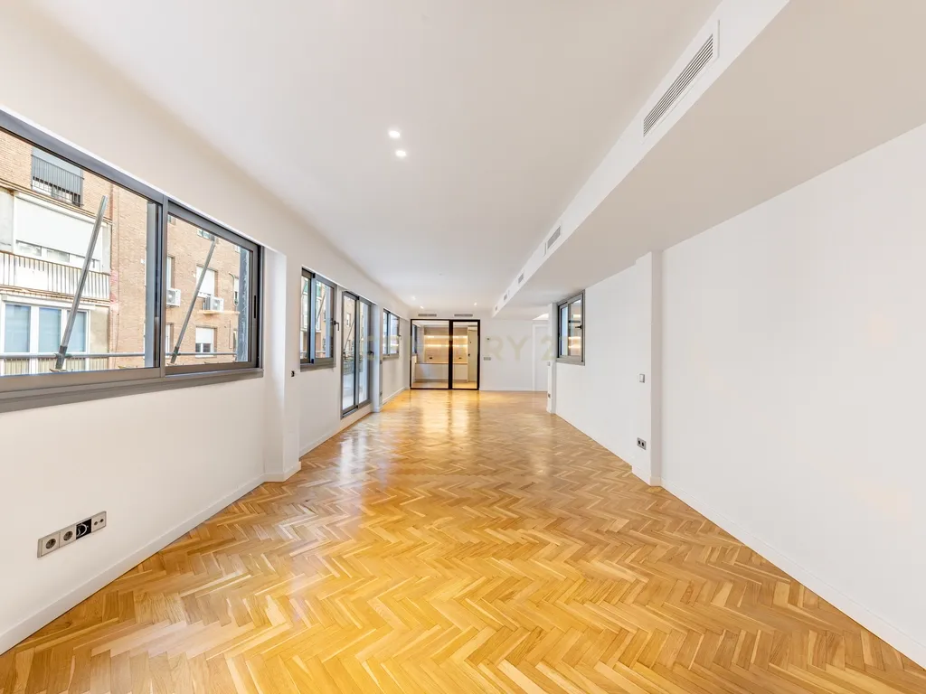Espetacular apartamento renovado de 220 m² com 4 quartos - Image 8