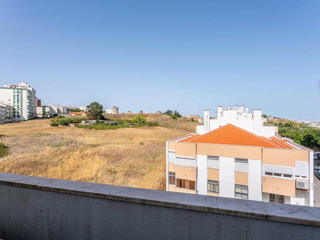 Apartamento T1 com garagem e arrecadação no Casal de São Brás, Amadora - Image 6