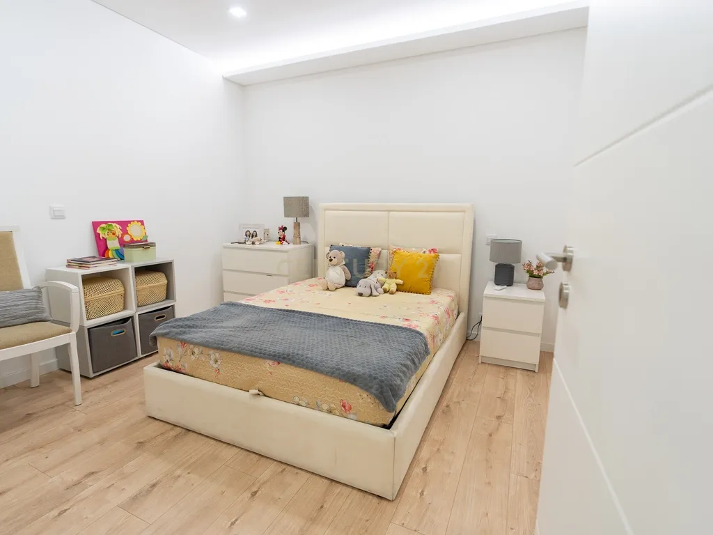 Moradia T3+1 Térrea de gaveto com Piscina, Domótica e Espaço Exterior | Fernão Ferro - Image 34