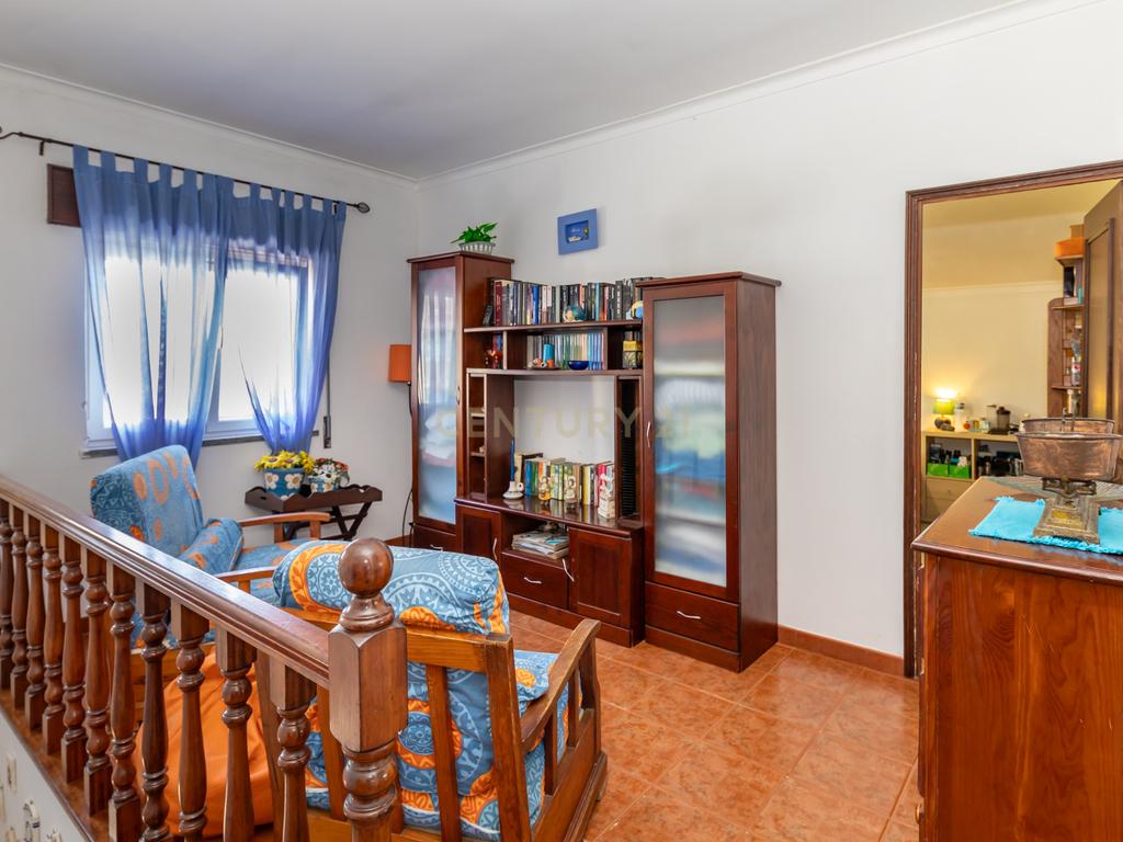 Moradia T5 no centro da Quinta do Conde – Espaço, Conforto e Localização Perfeita - Image 35