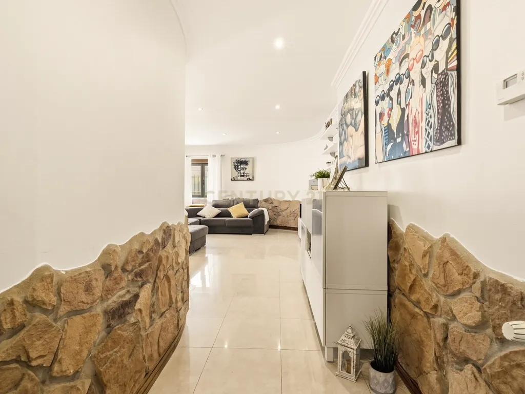 Apartamento T3 com terraço privativo, churrasqueira, zona de refeição e forno a lenha — Venda do Valador, Venda do Pinheiro - Image 2