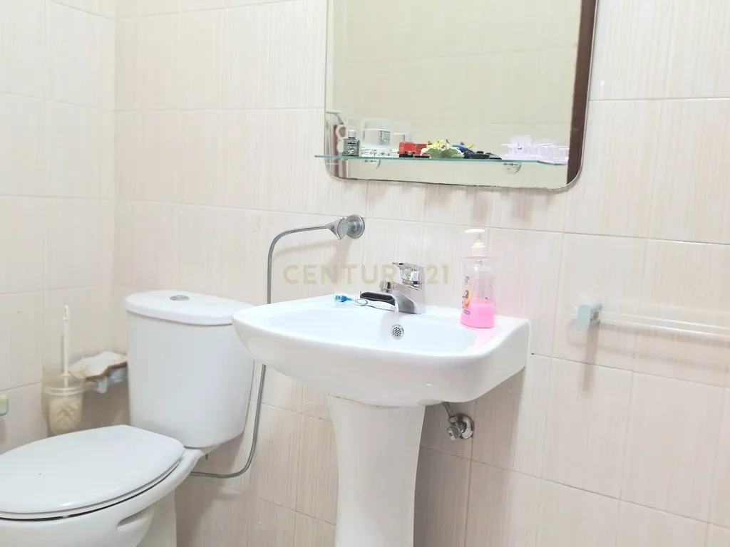 Luminoso Apartamento T2 com Varanda a Sul e Piscina no Centro de Albufeira - Image 10