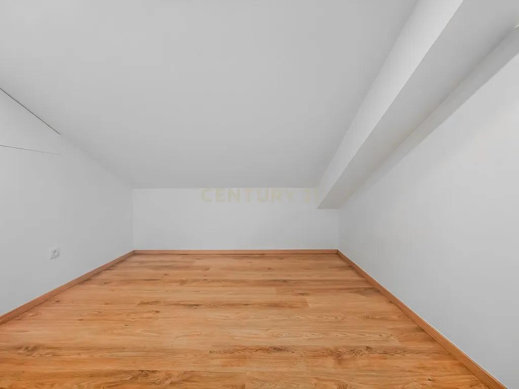 Apartamento T2 Dúplex com Vista Panorâmica e Garagem com Carregamento Elétrico | a 15 minutos de Mafra e Ericeira - Para arrendamento! - Image 21