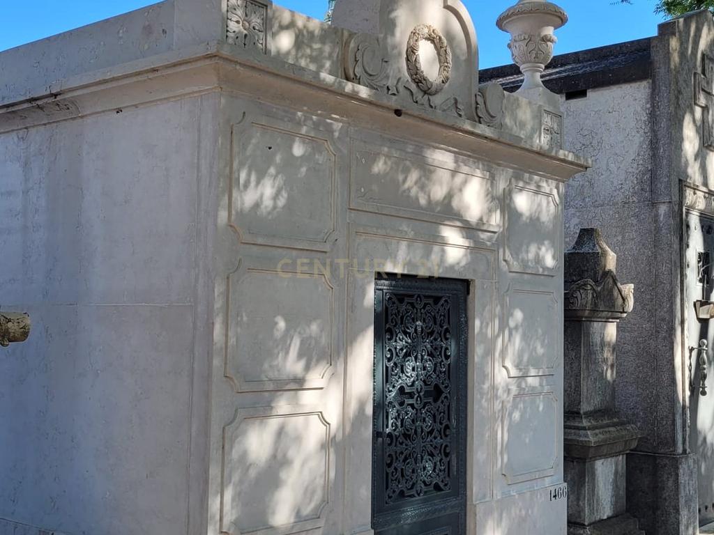 Jazigo Familiar com 8 Lugares | Cemitério do Alto de São João - Image 3