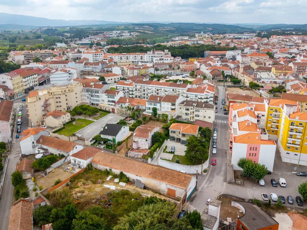 Moradia T5 para remodelar ou lote para construção — Centro do Bombarral - Image 5