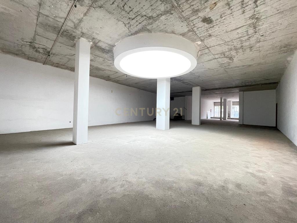 Loja com 2 lugares de garagem no centro da Maia - Image 9