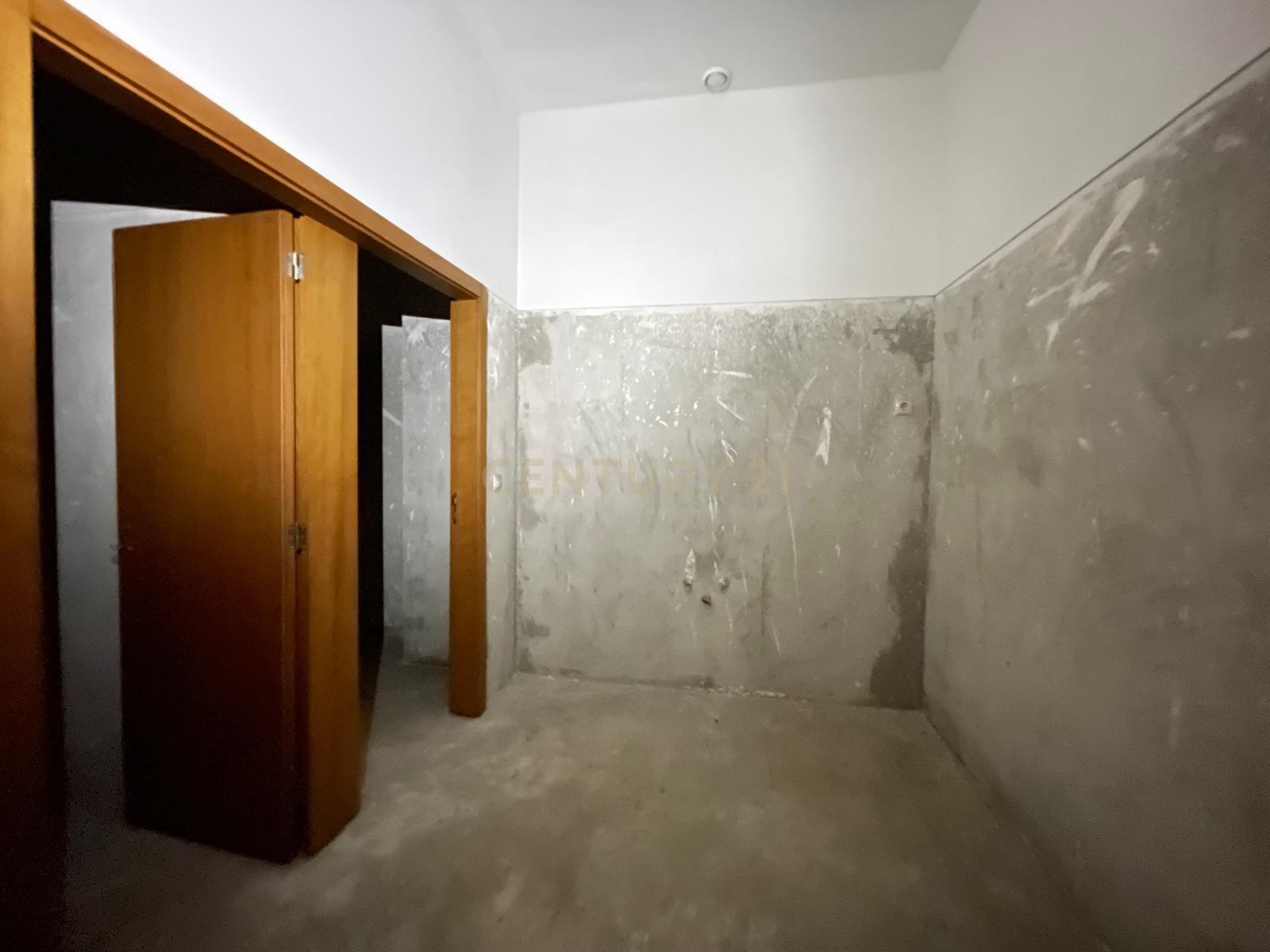 Loja com 2 lugares de garagem no centro da Maia - Image 12