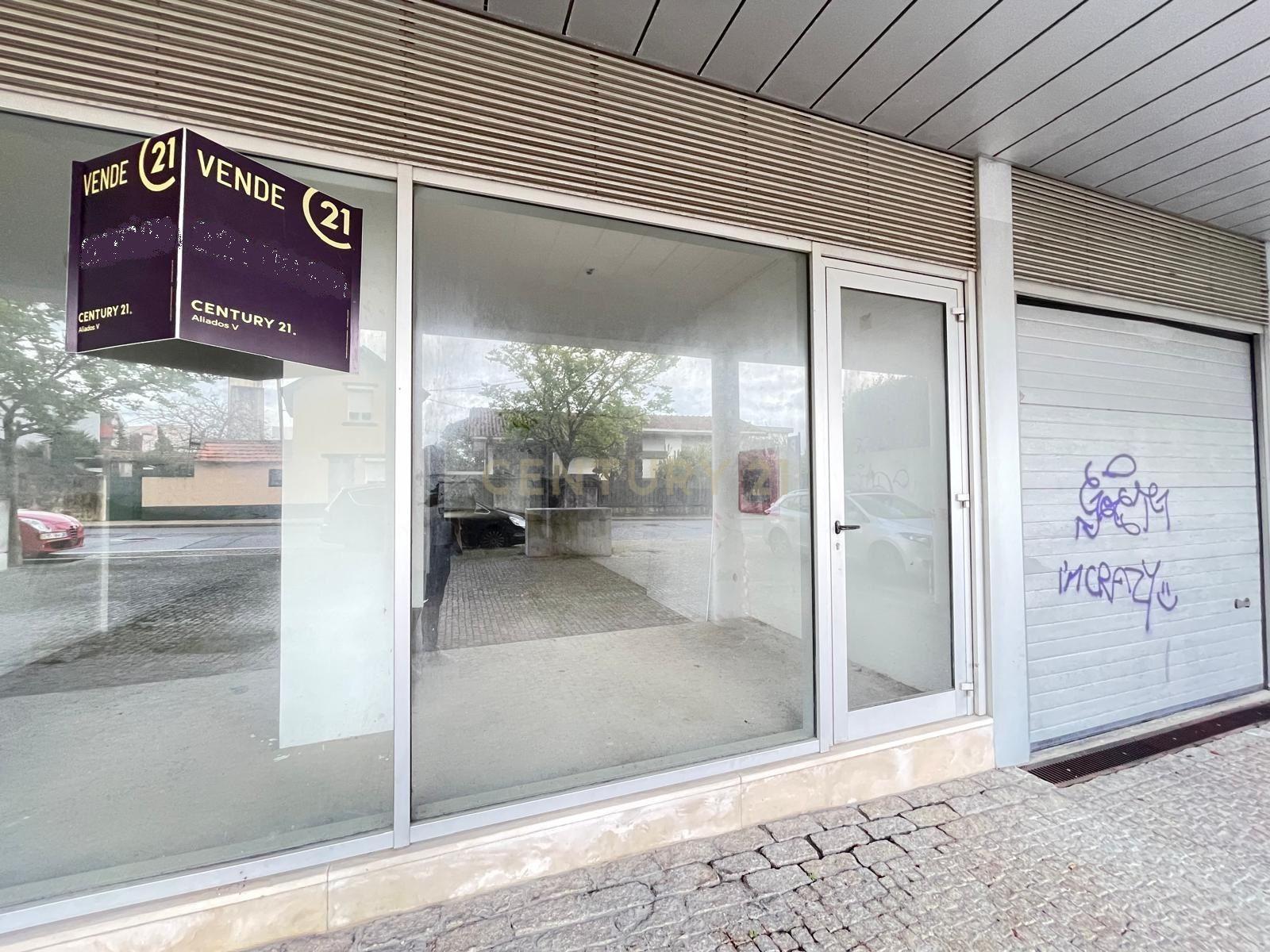 Loja com 2 lugares de garagem no centro da Maia - Image 4