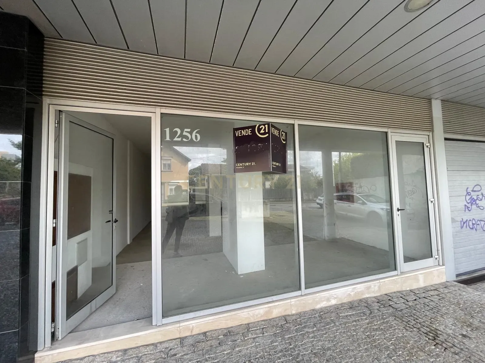 Loja com 2 lugares de garagem no centro da Maia - Image 16