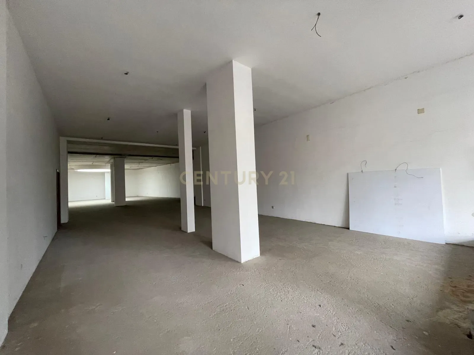 Loja com 2 lugares de garagem no centro da Maia - Image 6