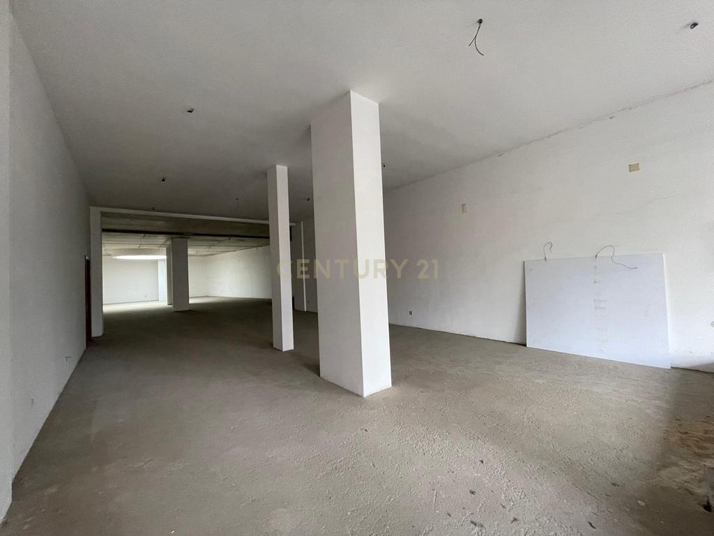Loja com 2 lugares de garagem no centro da Maia - Image 6
