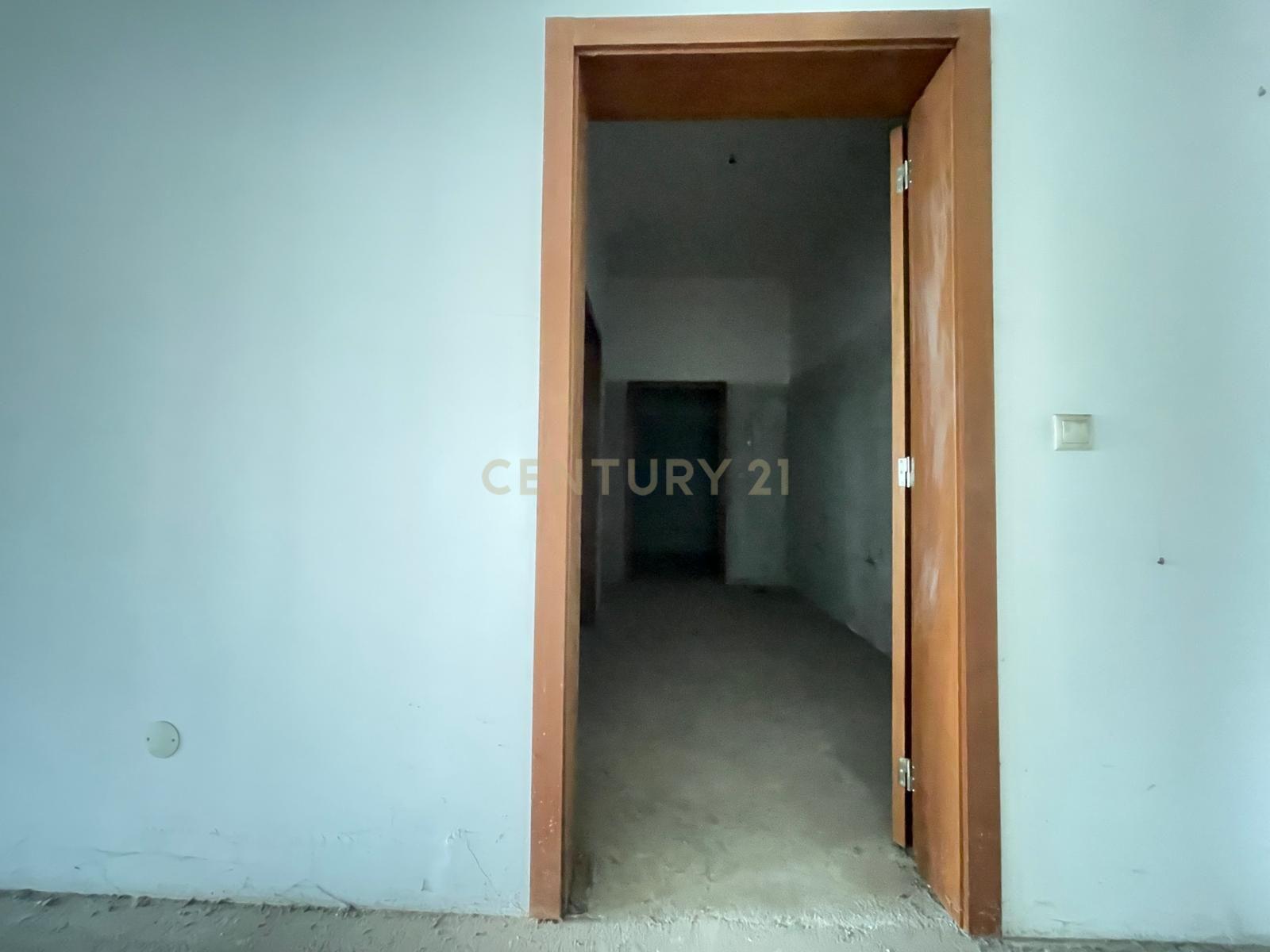 Loja com 2 lugares de garagem no centro da Maia - Image 8