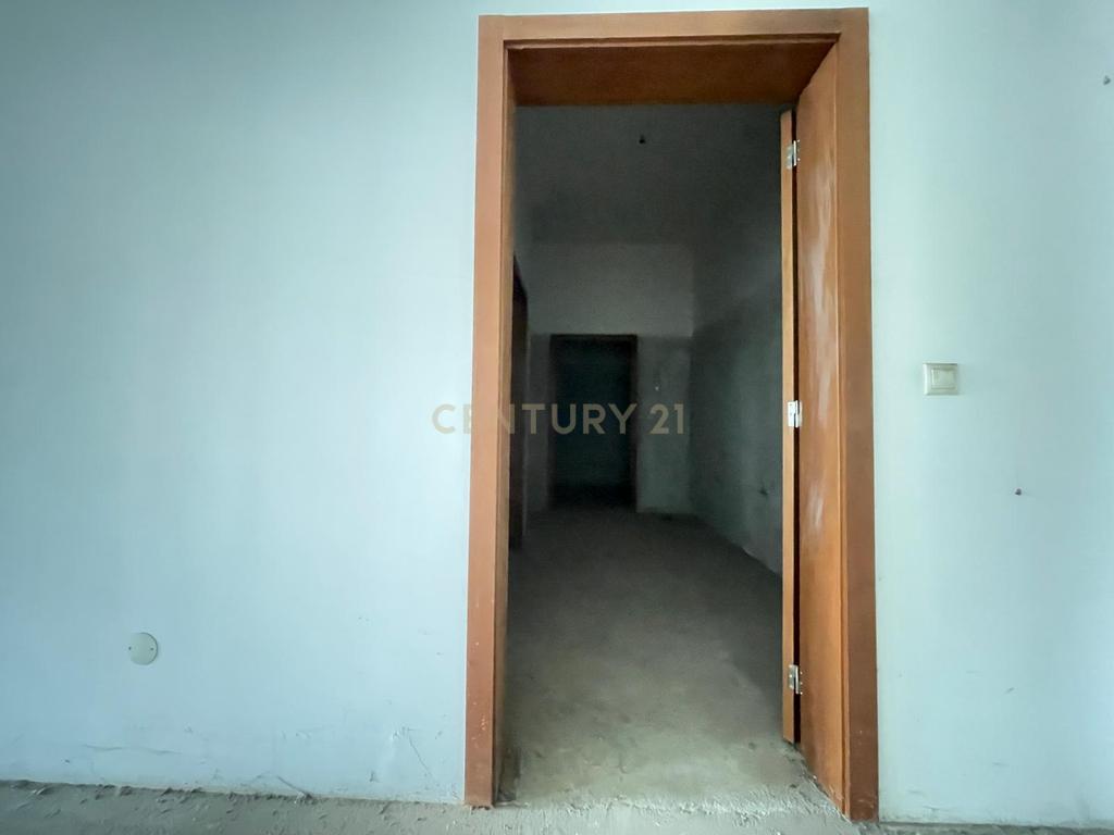 Loja com 2 lugares de garagem no centro da Maia - Image 8