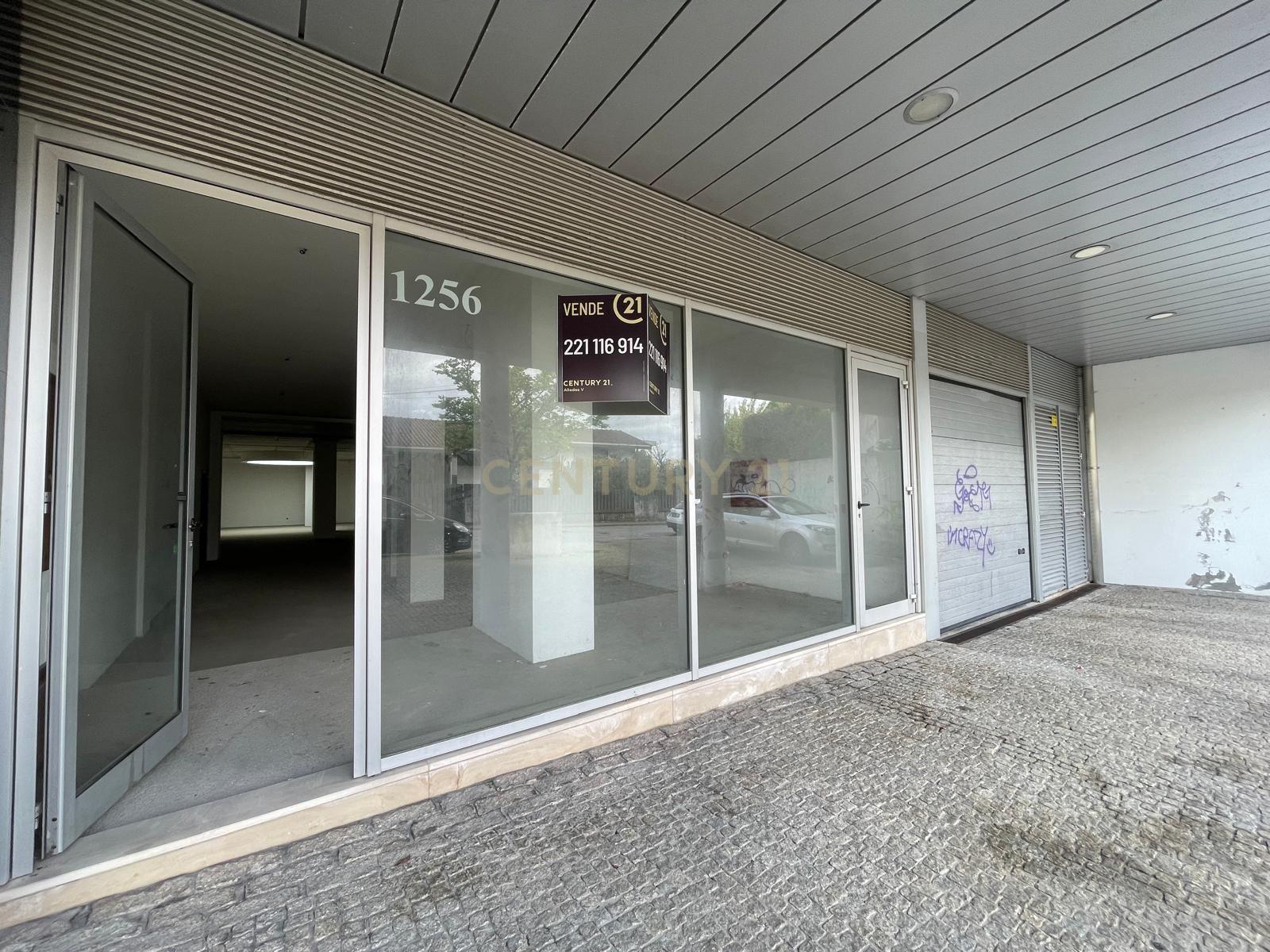 Loja com 2 lugares de garagem no centro da Maia - Image 3