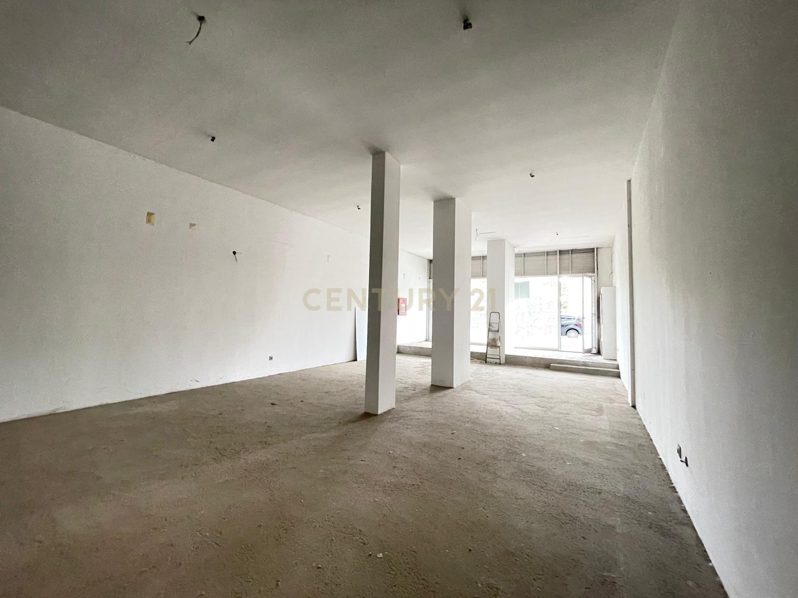Loja com 2 lugares de garagem no centro da Maia - Image 5