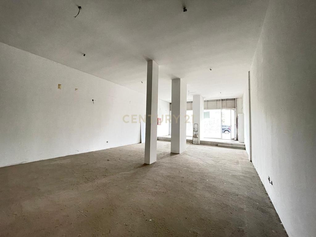 Loja com 2 lugares de garagem no centro da Maia - Image 5