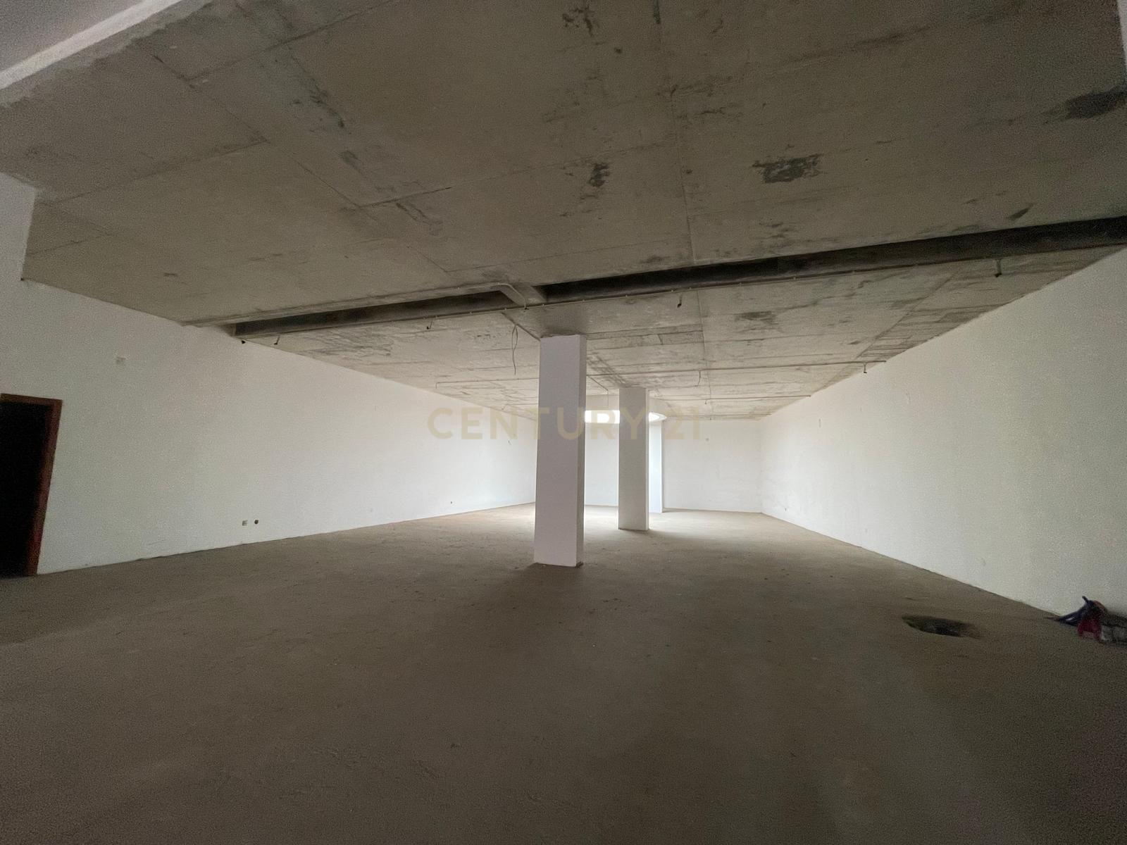 Loja com 2 lugares de garagem no centro da Maia - Image 10
