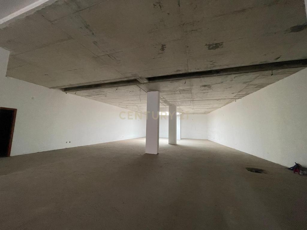 Loja com 2 lugares de garagem no centro da Maia - Image 10
