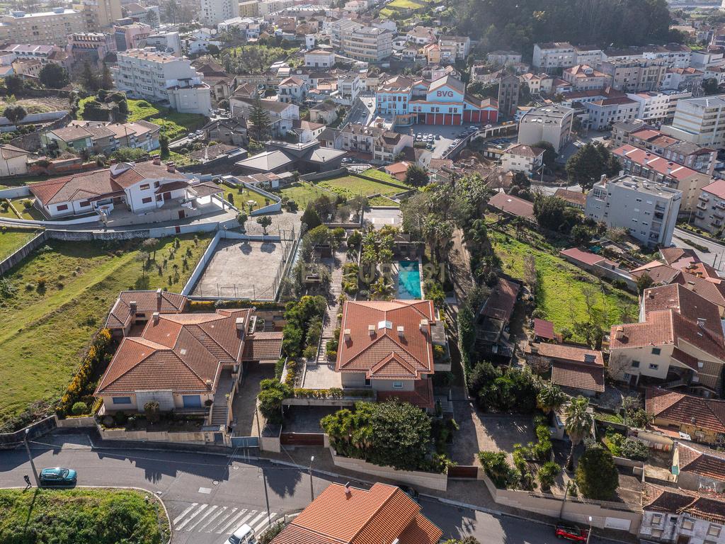 Moradia V5 de 4 frentes e piscinas - Image 73